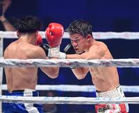 　９回、アンジェロ・レオ（左）を攻める亀田和毅（撮影・西田忠信）