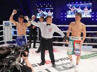 　判定でアンジェロ・レオ（左）に敗れた亀田和毅