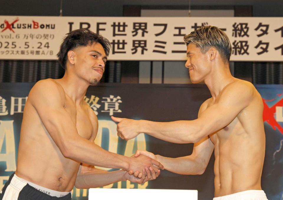 　計量を終え握手を交わすアンジェロ・レオ（左）と亀田和毅（撮影・石井剣太郎）