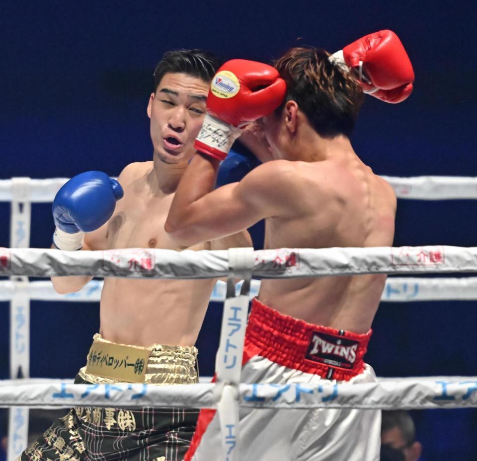 　２回、スクリット・ナックプリチャ（右）にパンチを繰り出す丸元大五郎（撮影・西田忠信）