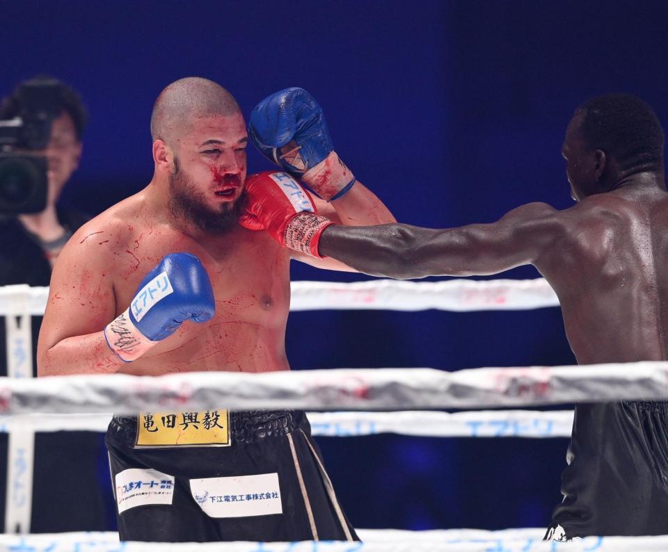 　５回、ハーバート・マトヴ（右）の攻めを受ける但馬ミツロ（撮影・西田忠信）