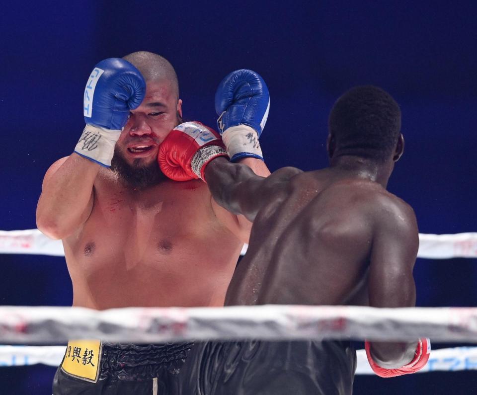 　５回、ハーバート・マトヴ（右）のパンチを受ける但馬ミツロ（撮影・西田忠信）
