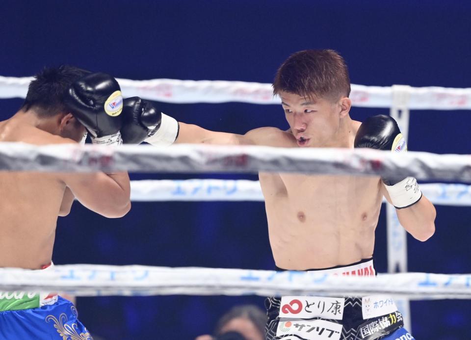 　相手を攻める重岡銀次朗（右）＝撮影・西田忠信