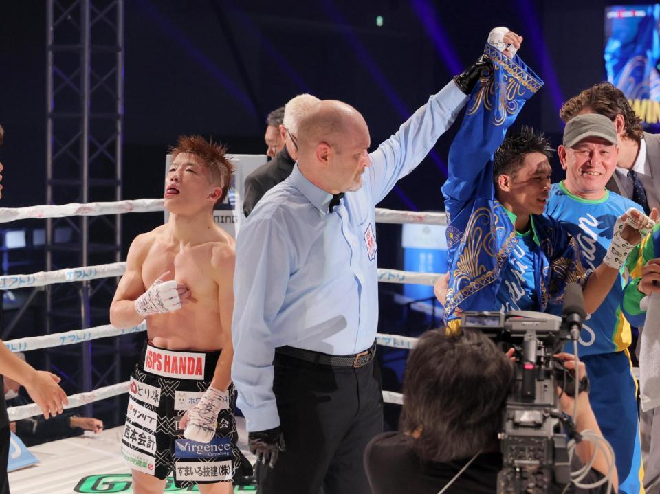 　判定でペドロ・タドゥラン（手前右）に敗れた重岡銀次朗