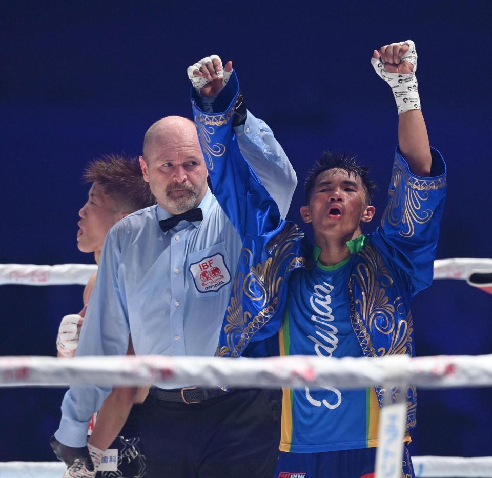 　重岡銀次朗（左）に判定勝ちし両手を突き上げるペドロ・タドゥラン（撮影・西田忠信）