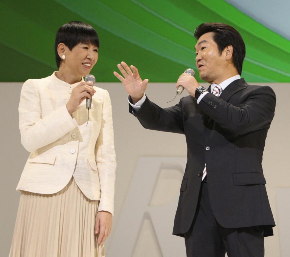 　軽妙なトークを繰り広げる和田アキ子（左）と島田紳助さん＝２００９年５月