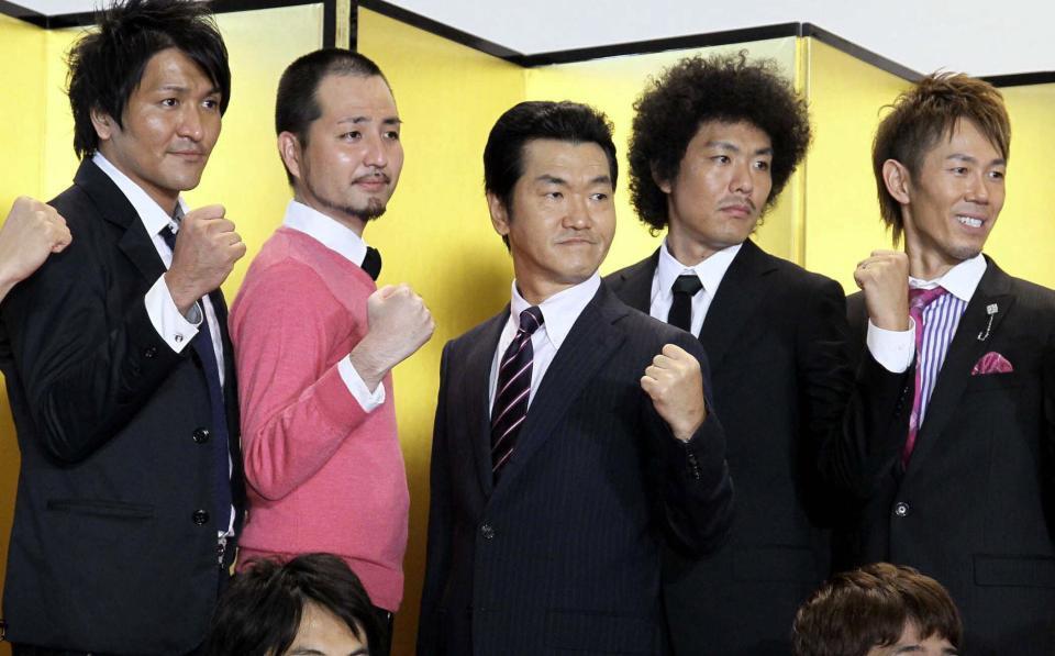 　ＴＨＥ　ＭＡＮＺＡＩの会見でガッツポーズを見せる島田紳助さん（中央）＝１１年７月