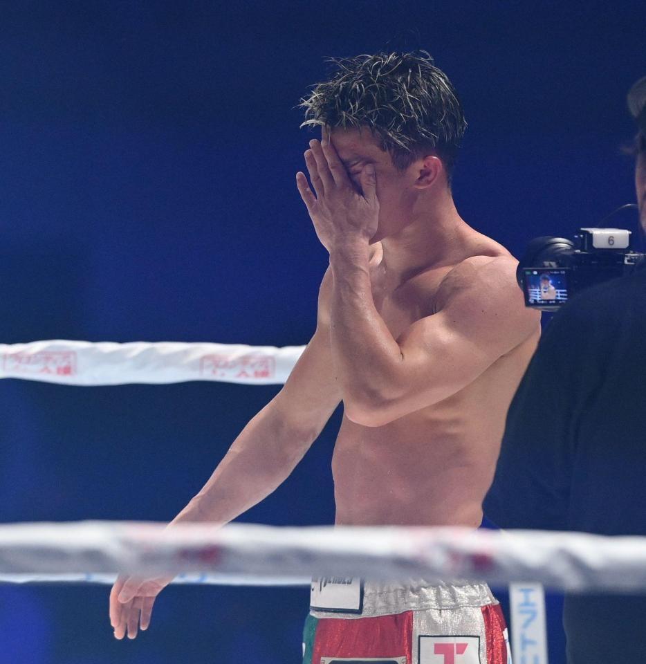 　判定でアンジェロ・レオに敗れ、悔しがる亀田和毅（撮影・西田忠信）