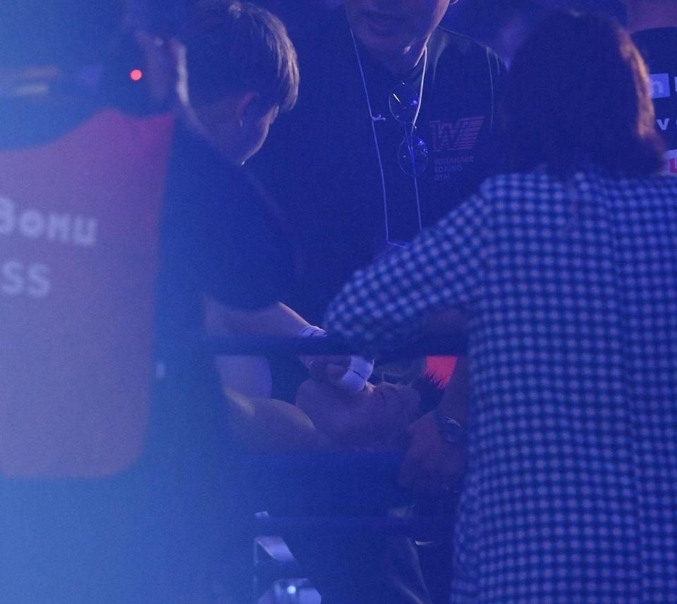 　ペドロ・タドゥランに敗れ、担架で退場する重岡銀次朗（撮影・西田忠信）