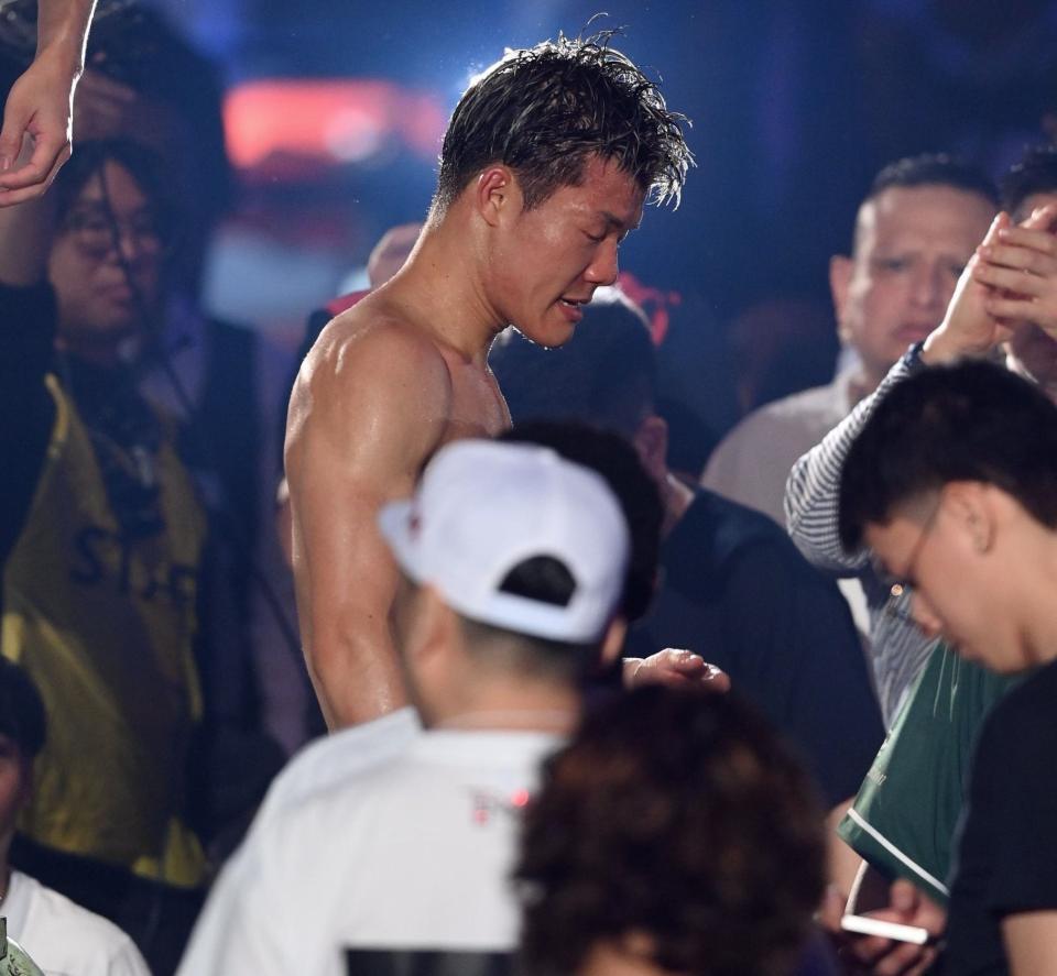 　判定でアンジェロ・レオに敗れ、リングを降りる亀田和毅（撮影・西田忠信）