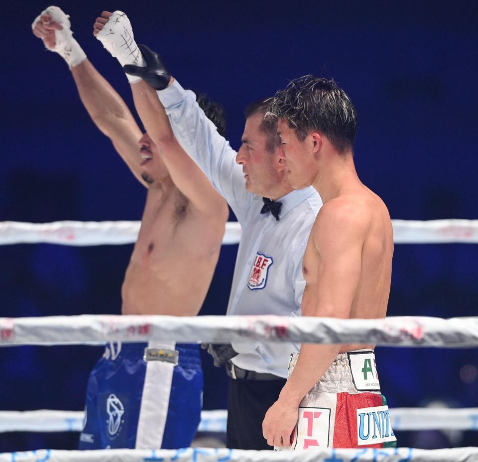 　判定でアンジェロ・レオ（左）に敗れた亀田和毅（撮影・西田忠信）