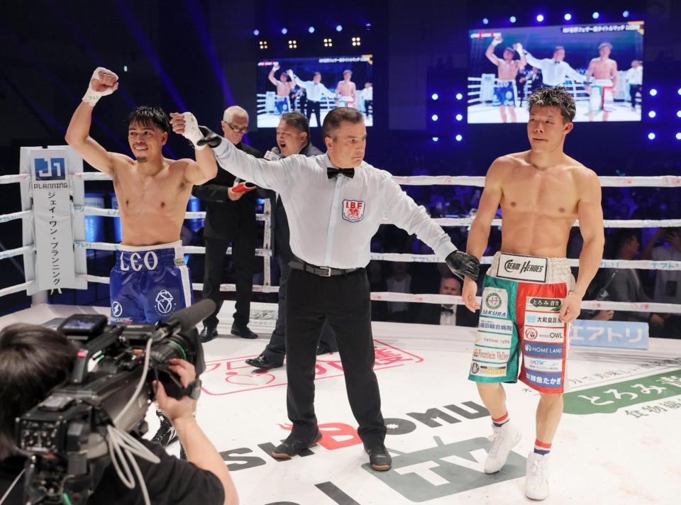 　判定でアンジェロ・レオ（左）に敗れた亀田和毅