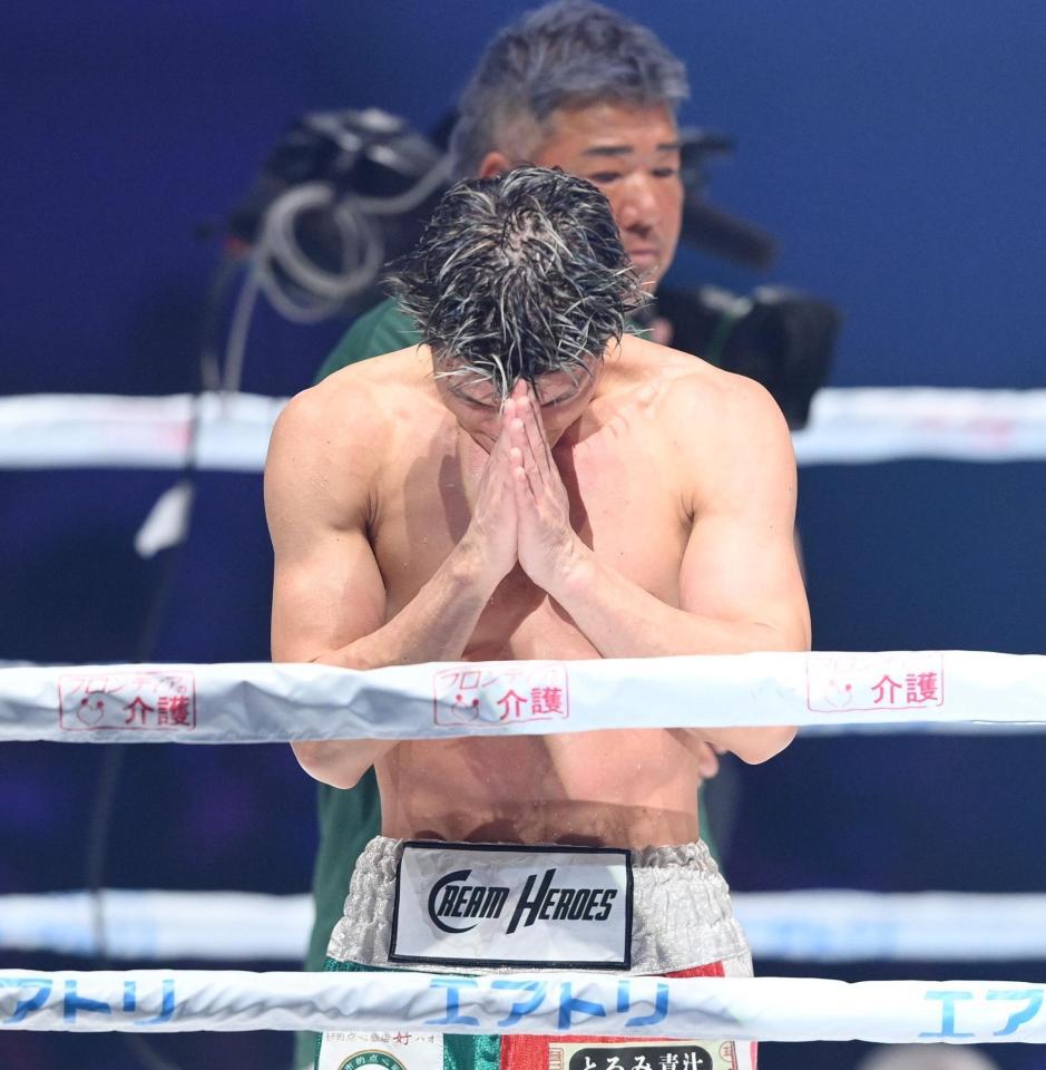 　判定でアンジェロ・レオに敗れ、観客に向けて両手を合わせる亀田和毅（撮影・西田忠信）