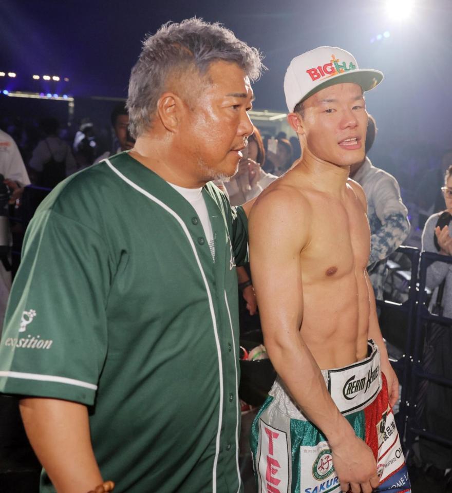 　アンジェロ・レオに敗れ引き揚げる亀田和毅