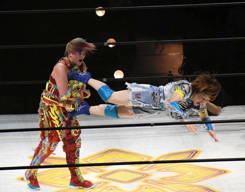 　高橋奈七永（左）の引退試合の後、エキシビションマッチとして“最後の相手”を務めた１９９６年同期デビューの中西百重