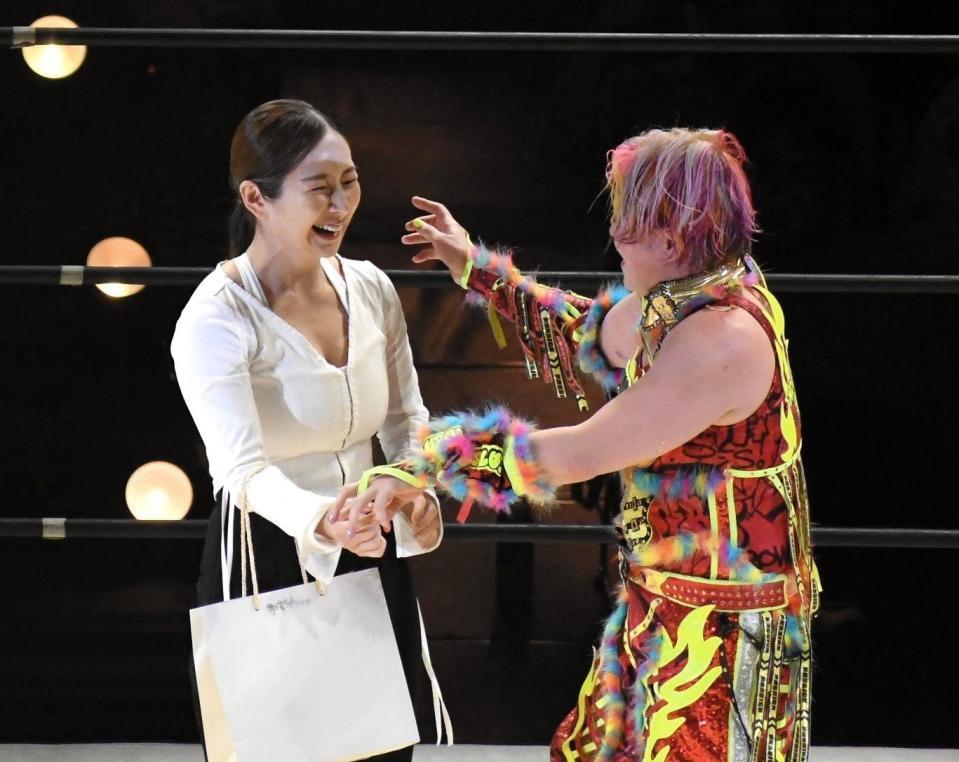 　高橋奈七永（右）の引退セレモニーに駆けつけた元スターダムの愛川ゆず季