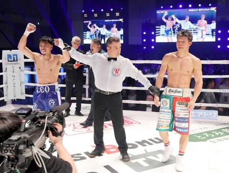 　判定でレオ（左）に敗れた亀田和毅（撮影・横田信哉）