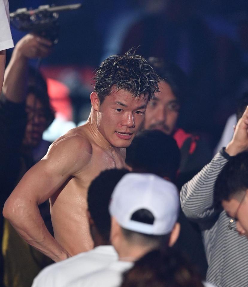 　アンジェロ・レオに判定で敗れ、リングを降りる亀田和毅＝２４日