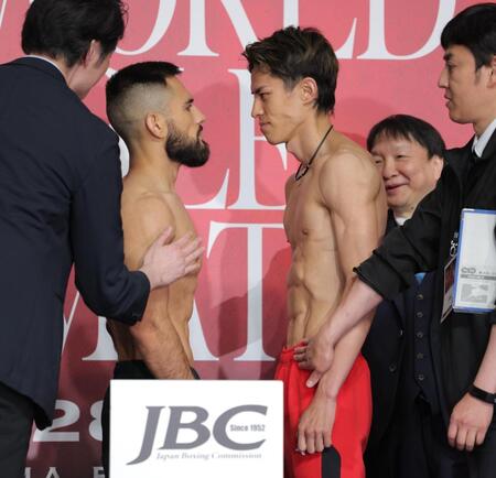 　ＪＢＣスタッフのロバートの山本博（右端）ら関係者が制止するまで白熱したにらみ合いを行う力石政法（中央右）とエドアルド・ヌニェス（撮影・吉澤敬太） 