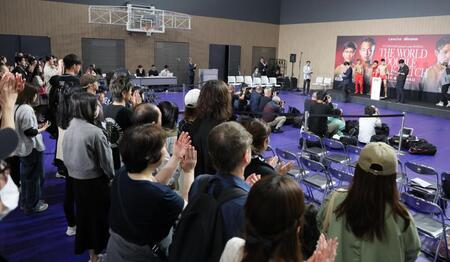 　武居由樹、力石政法らが出場する２８日の試合の計量が公開で行われた（撮影・吉澤敬太） 