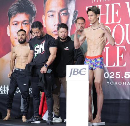 　エドアルド・ヌニェス（左端）の前で計量をクリアした力石政法（撮影・吉澤敬太）