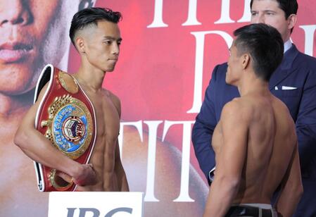 　フェイスオフを行う武居由樹（左）とユッタポン・トンデイ（撮影・吉澤敬太）