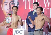 　計量を終えポーズをとる武居由樹（左）とユッタポン・トンデイ（撮影・吉澤敬太）