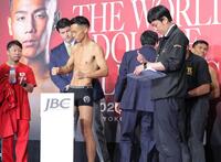 　武居由樹（中央）らの計量結果を書き込むＪＢＣスタッフのロバート・山本博（手前右）＝撮影・吉澤敬太