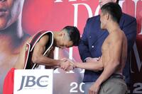 　フェイスオフ後、ユッタポン・トンデイ（右）と握手する武居由樹（撮影・吉澤敬太）