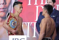 　フェイスオフを行う武居由樹（左）とユッタポン・トンデイ（撮影・吉澤敬太）