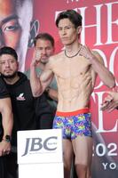 　計量をクリアした力石政法（撮影・吉澤敬太）