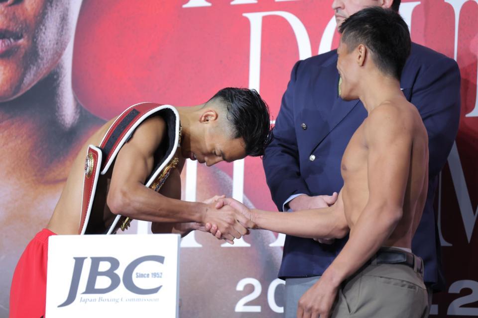 　フェイスオフ後、ユッタポン・トンデイ（右）と握手する武居由樹（撮影・吉澤敬太）