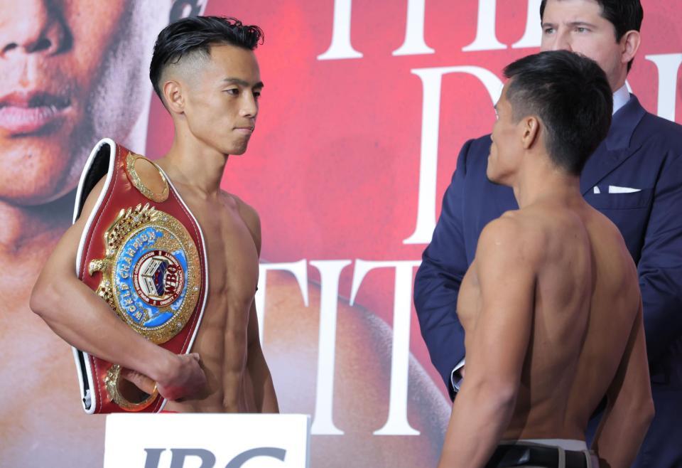 　フェイスオフを行う武居由樹（左）とユッタポン・トンデイ（撮影・吉澤敬太）