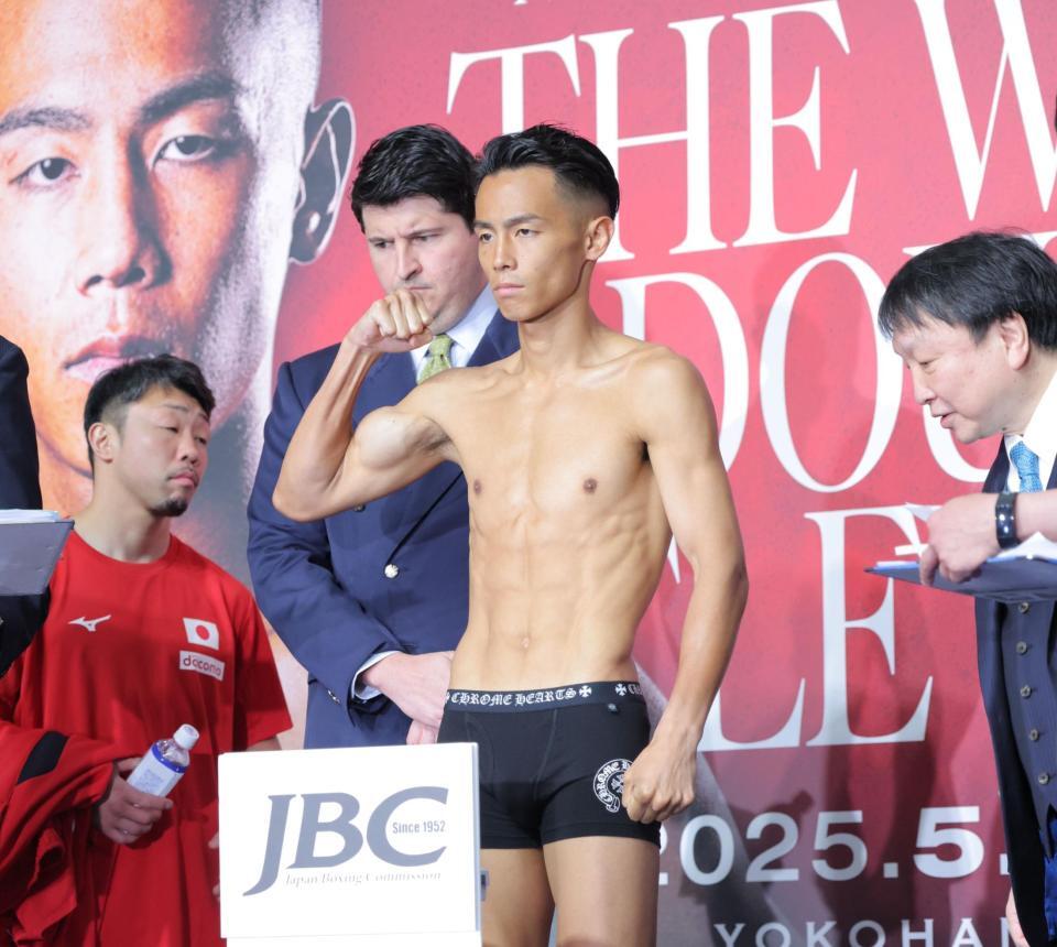 　計量をクリアした武居由樹（撮影・吉澤敬太）