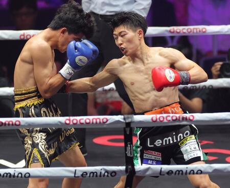 　２回、キティデッチ・ヒランス（左）にパンチを浴びせる荒竹一真（撮影・西岡正）