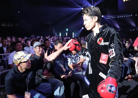 　入場時、兄・矢吹正道とタッチを交わす力石政法（撮影・吉澤敬太）