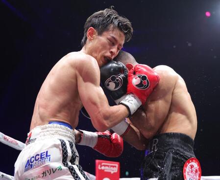 　３回、エドアルド・ヌニェス（右）のパンチを浴びる力石政法（撮影・吉澤敬太）