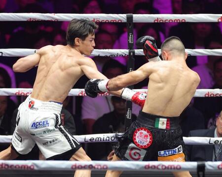 　１回、エドアルド・ヌニェス（右）にパンチを放つ力石政法（撮影・西岡正）