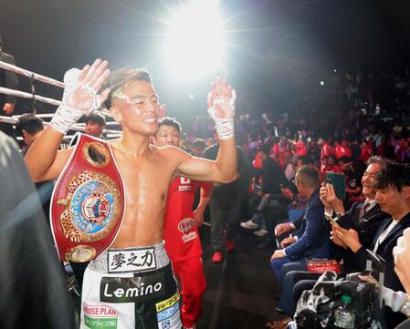 　ユッタポン・トンデイに勝利し歓声に応える武居由樹（撮影・吉澤敬太）