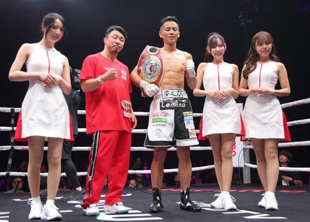 　八重樫東トレーナー（中央左）と笑顔を見せる武居由樹（撮影・吉澤敬太）