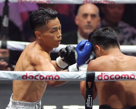 　１回、ユッタポン・トンディ（右）の顔面に右フックを浴びせる武居由樹（撮影・西岡正）
