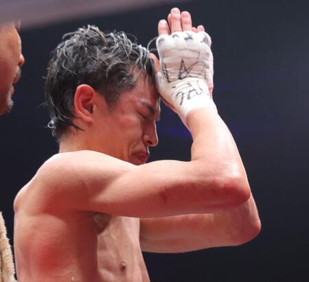 　判定でエドアルド・ヌニェスに敗れ、観客に謝る力石政法（撮影・吉澤敬太）
