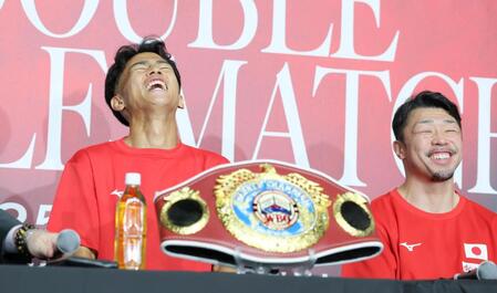 　会見で大笑いする武居由樹（左）と八重樫東トレーナー（撮影・吉澤敬太）