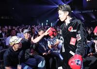 　入場時、兄・矢吹正道とタッチを交わす力石政法（撮影・吉澤敬太）