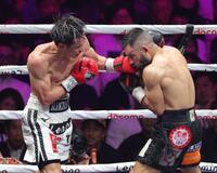 　１０回、エドアルド・ヌニェス（右）に左フックを放つ力石政法（撮影・西岡正）