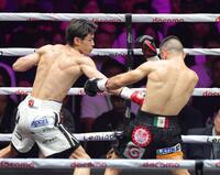 　１回、エドアルド・ヌニェス（右）にパンチを放つ力石政法（撮影・西岡正）