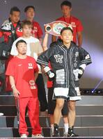 　井上尚弥（２列目左）らと入場する武居由樹（手前）＝撮影・吉澤敬太