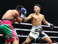 　１回、ユッタポン・トンデイ（左）を攻める武居由樹