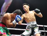 　１回、ユッタポン・トンデイ（左）を攻める武居由樹