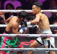 　１回、ユッタポン・トンディ（左）に左フックを浴びせる武居由樹（撮影・西岡正）